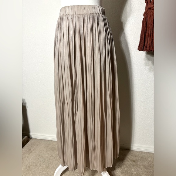 Shimmery flowy skirt - Picture 2 of 3